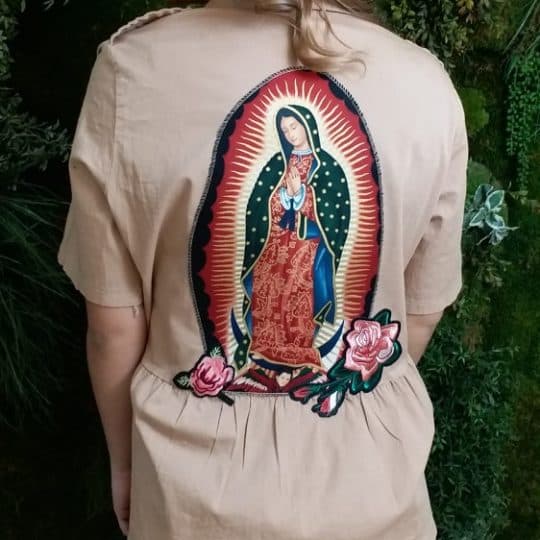 La tienda española 'Piccoloandbrissa' creó este vestido con una imagen bordada de la Virgen.