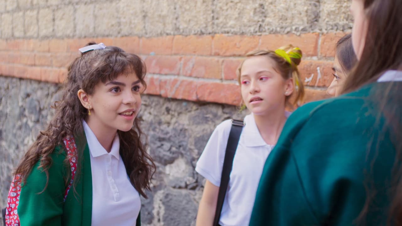 Al día siguiente, 'Rayo' defiende a una de sus compañeras al ver que es bulleada por otras alumnas.