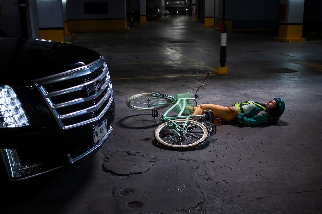 'Renata' cae al piso y, aunque no se estrelló contra la camioneta, sí se llevó un fuerte golpe