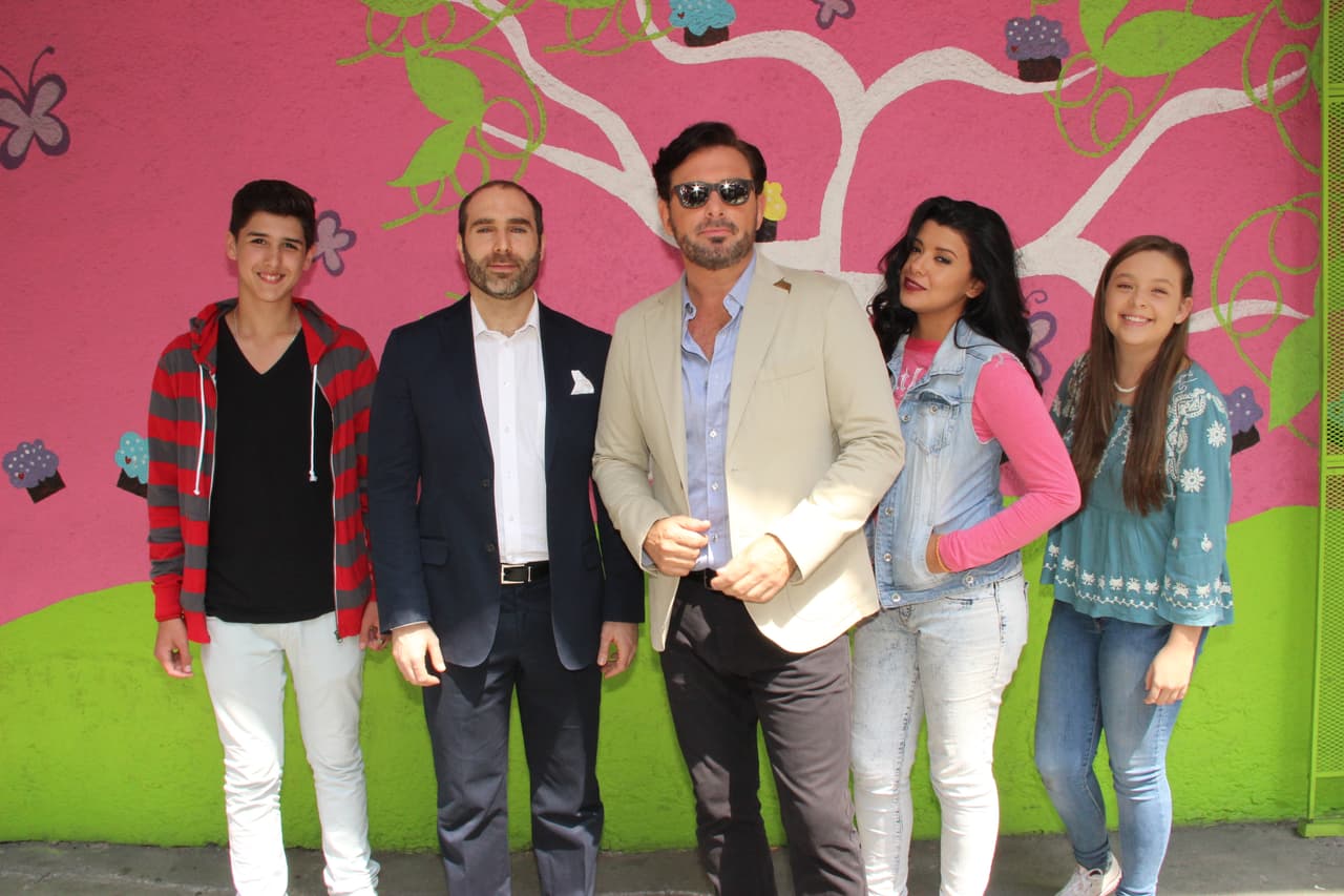REVIVE EL DICHO: Lo atacan por ser gay y rechazar a una maestra en “Quien beneficia a los malos”…