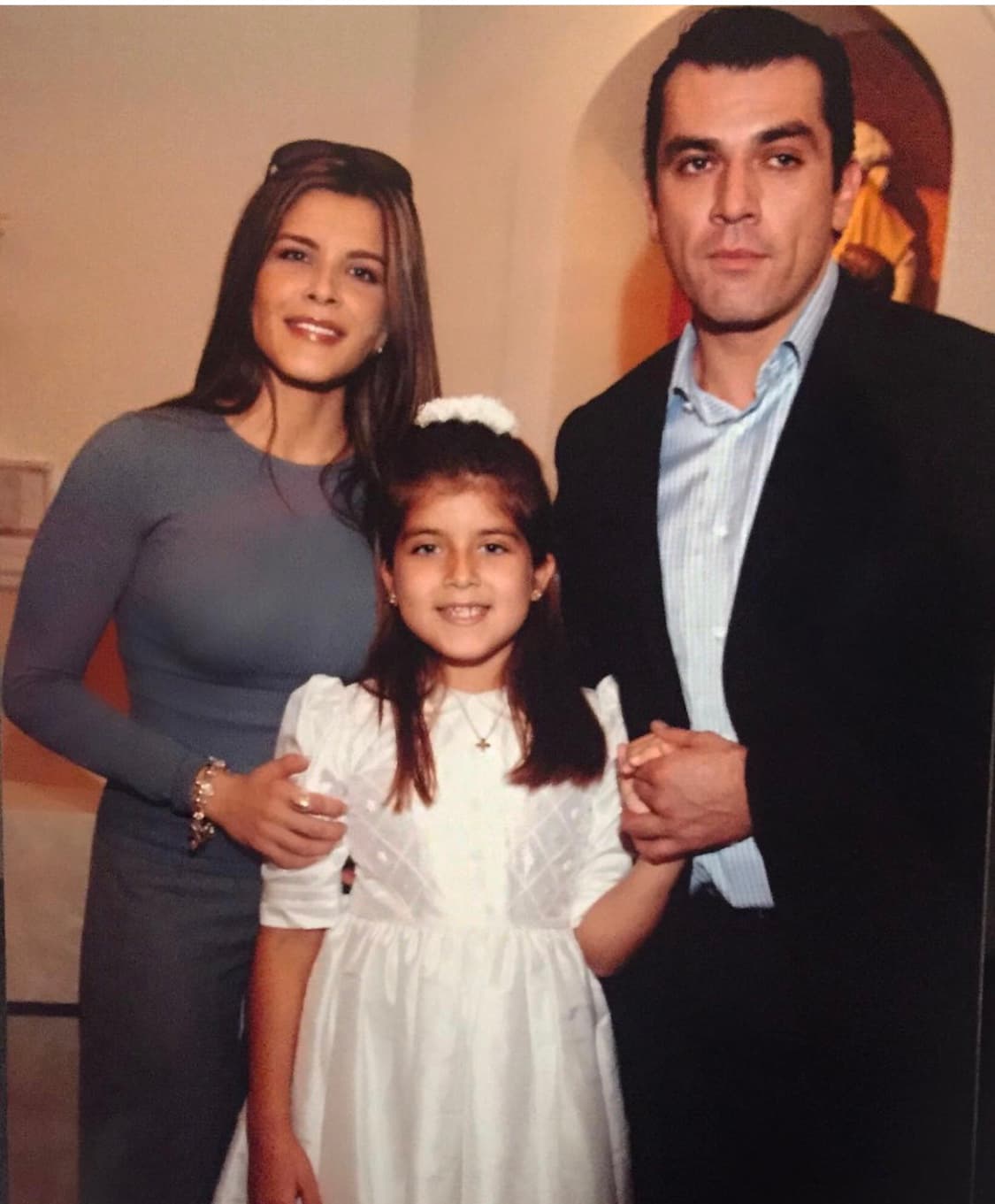 Fruto de su relación con la conductora de televisión Adriana Cataño, Jorge Salinas se convirtió en padre por primera vez de una niña llamada Gabriella, a mediados de la década de 1990.