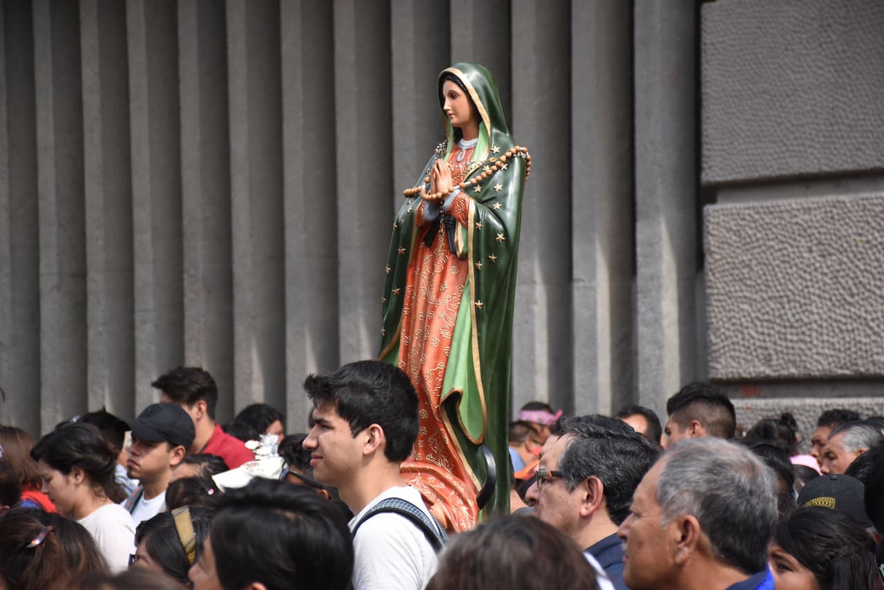 La Virgen de Guadalupe no solo es un símbolo de fe para el pueblo mexicano; desde 1999, el papa Juan Pablo II la bautizó también como “la Patrona de América”.