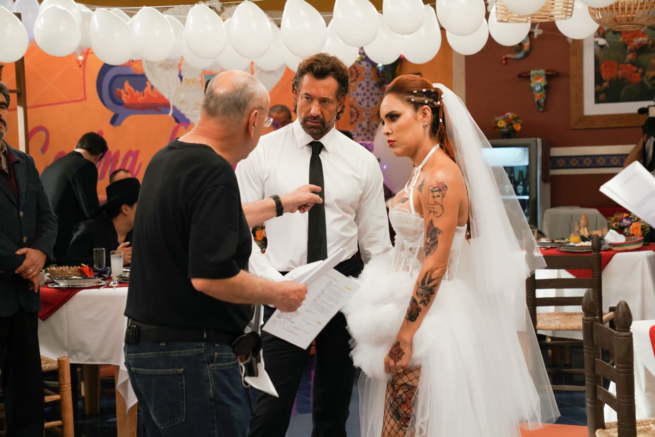 Aquí puedes ver a Gabriel Soto y Sara Corrales recibir indicaciones de la producción.