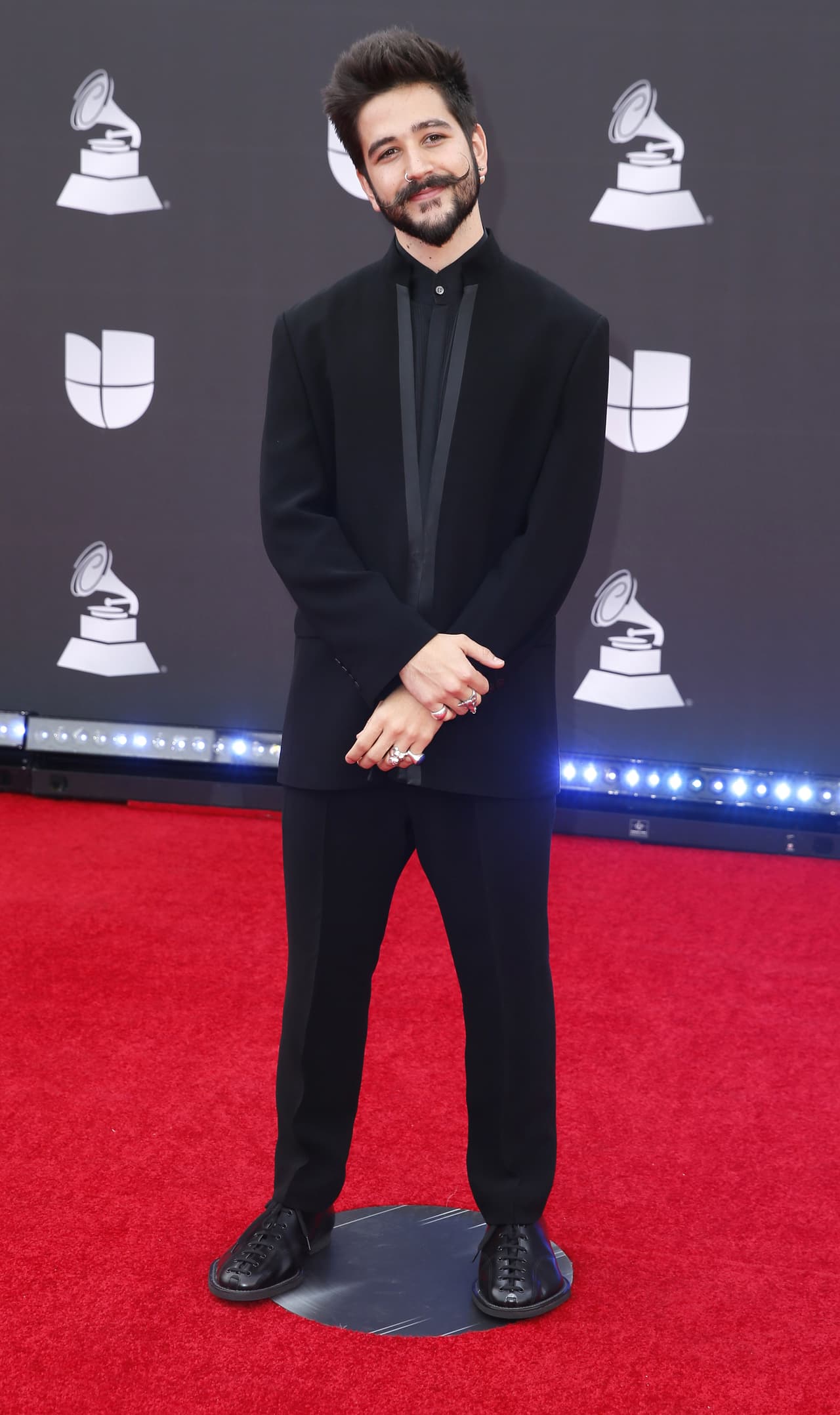 Camilo Echeverry, quien también optó por un traje completamente negro, está nominado por 'Mejor canción' en esta entrega.