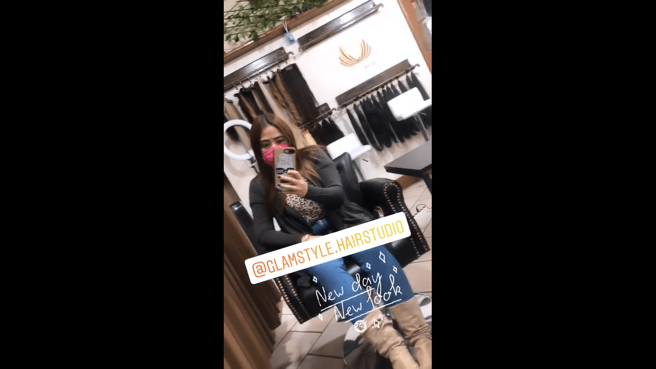 “Ya vieron dónde estoy, porque ahora sí el cambio de look, no intenso así a rojo, pero sí me voy a cambiar el look y me voy a poner extensiones”, comentó.
