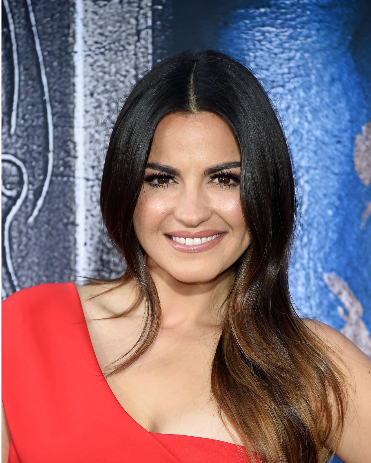 Maite Perroni aparece en portada con larga cabellera ¡hasta las piernas!