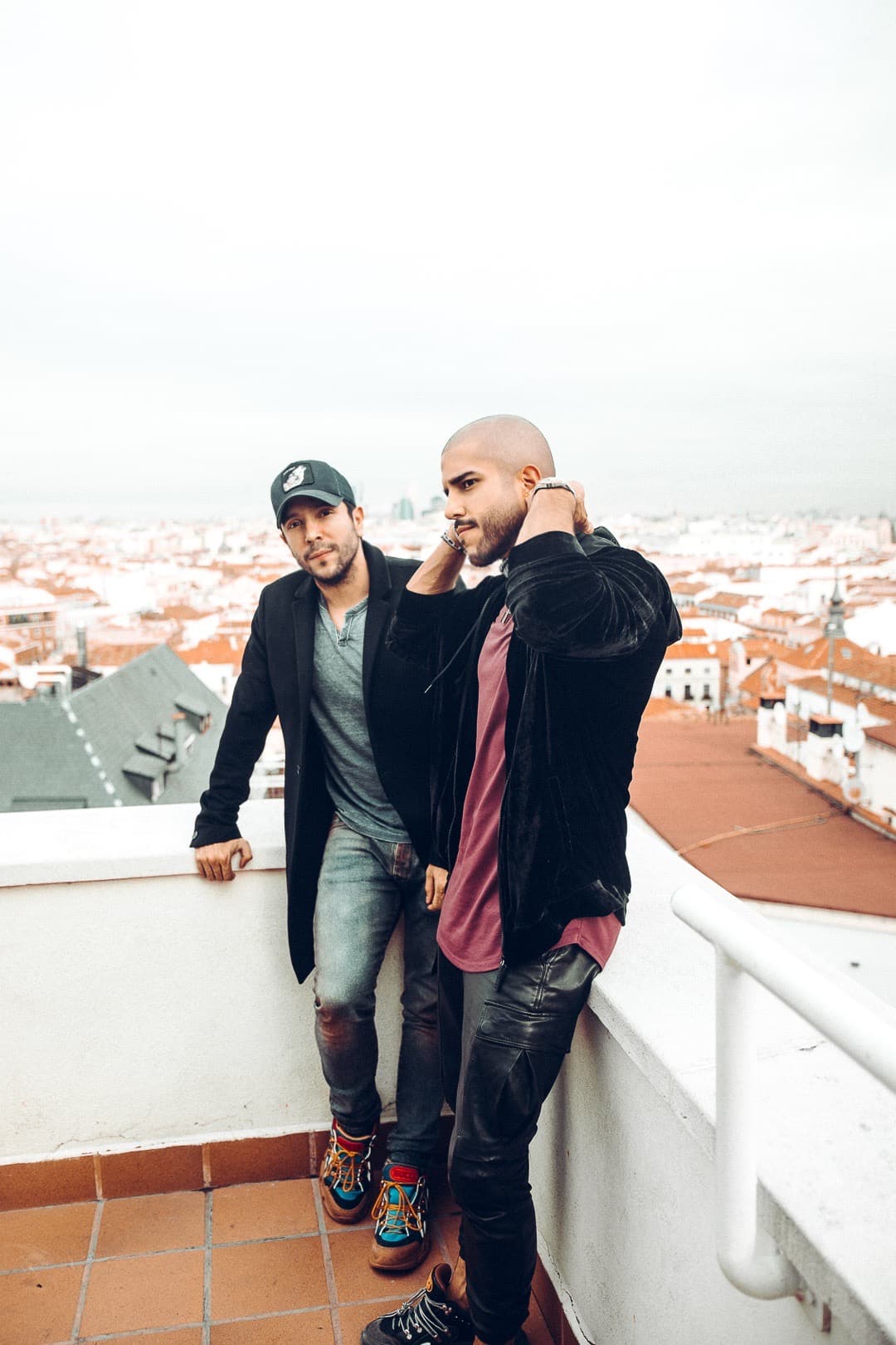 Cali y El Dandee han trabajado en varias ocasiones con el cantante Sebastián Yatra en canciones como “Locura”, “Traicionera” y “Cómo si nada”.