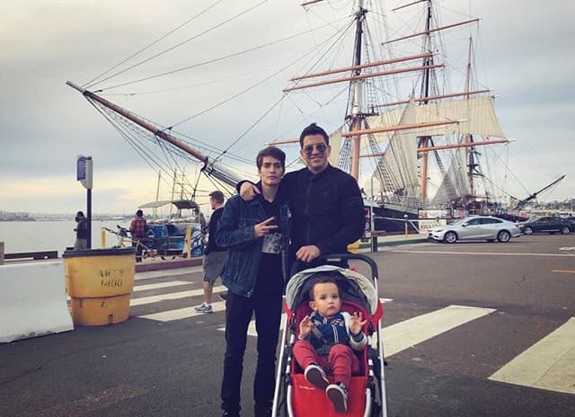"Tristan tiene muchos problemas, como muchos morros, sí, pero él sabe perfectamente que su padre lo ama como a nadie más, y siempre lo va a saber porque siempre voy a estar ahí, porque siempre le voy a dar todo mi amor, a Ian también", añadió el cantante sobre el profundo amor que siente por sus dos hijos.