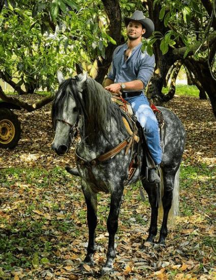Actualmente da vida a ‘Simón del Monte’ en el melodrama “La herencia”, donde comparte créditos con Michelle Renaud y Matías Novoa.