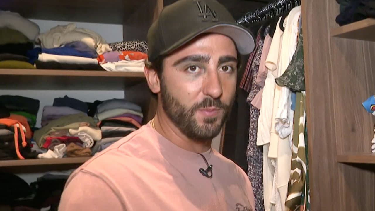 Luis ‘Potro’ Caballero muestra el amuleto que lo protegerá en La Casa de los Famosos México