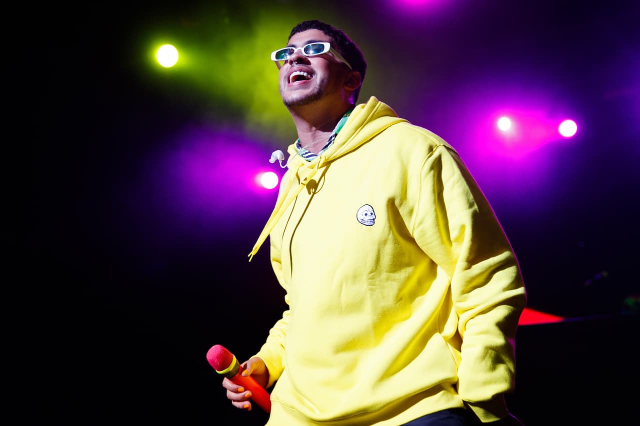 Bad Bunny se convierte en plantita y en marinero para su participación en SNL