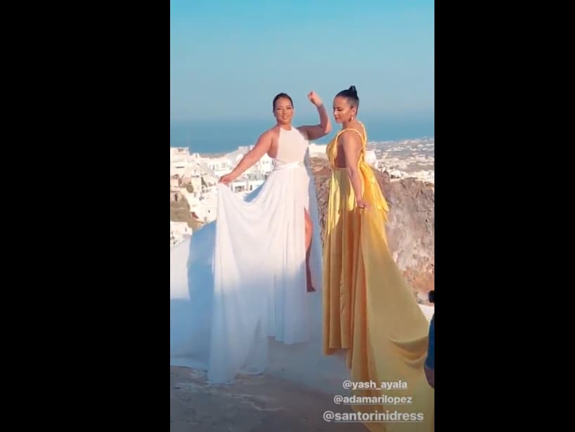 Yash y Adamari aprovecharon el paisaje para realizar una sesión de fotos con unos vestidos típicos de Santorini.
