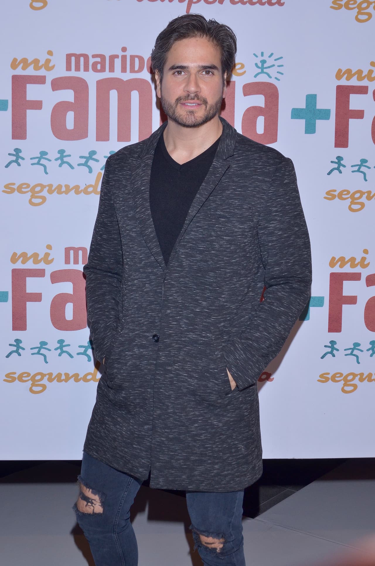 Daniel Arenas es Robert Cooper, marido ejemplar dedicado a cubrir a Julieta en diferentes ámbitos hogareños para que ella pueda cumplir su rutina, pero también luchará por un mayor desarrollo profesional.