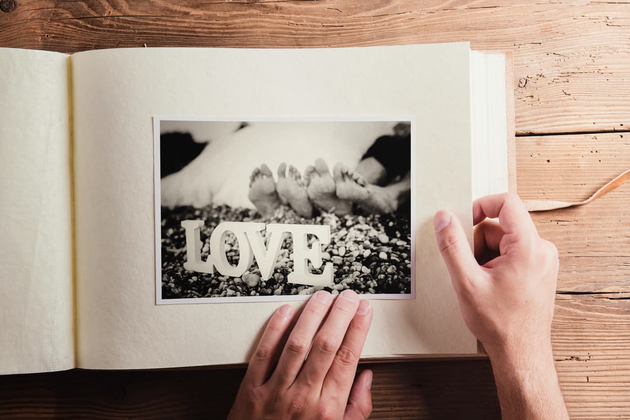 Géminis. ¿Quieres enloquecerlo de amor? ¡Haz su regalo! Prepara un álbum de fotos juntos, un tarro lleno de sus recuerdos más lindos o una carta erótica al final de pistas para descubrirlo.