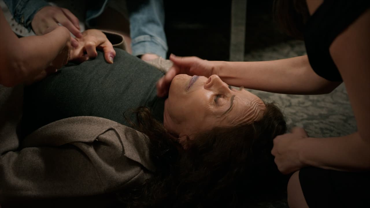 ¡Rebeca encuentra a Rosario desmayada!