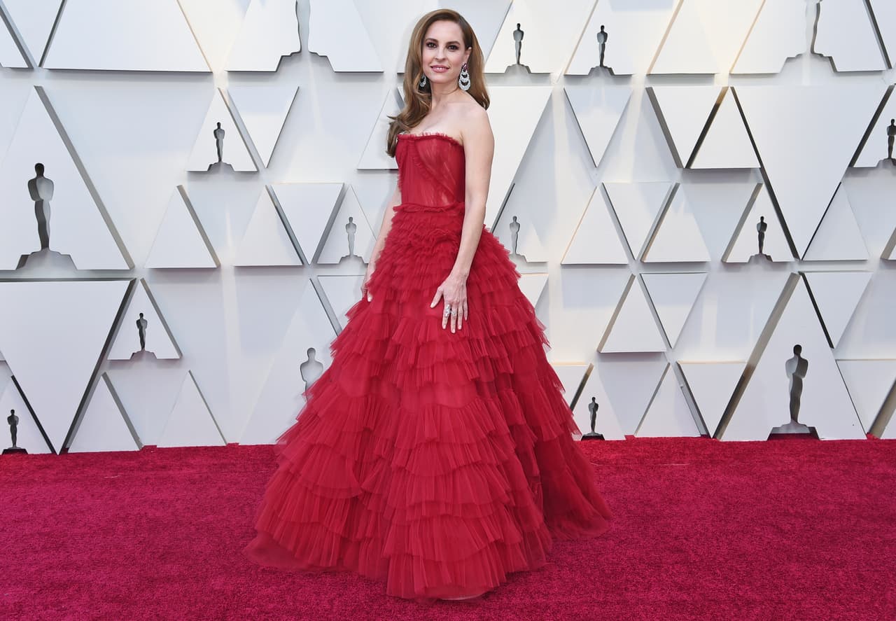 Marina de Tavira eligió el rojo quemado, en un vestido de vuelos y plisados.