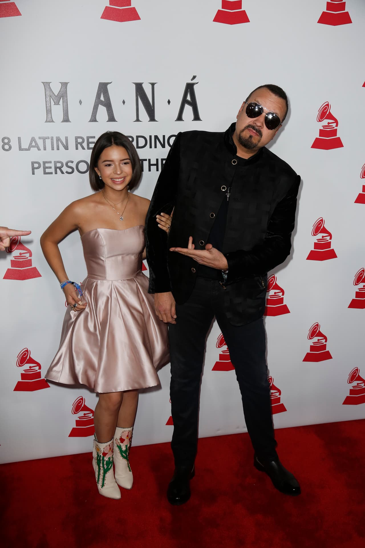 Entre los invitados de la noche, Pepe y Ángela Aguilar.