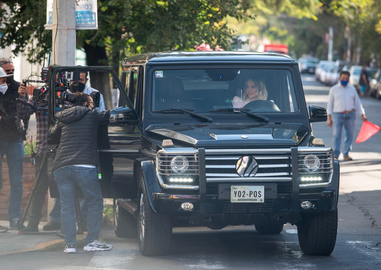 El equipo de producción revisa los últmos detalles de la camioneta para grabar la secuencia.