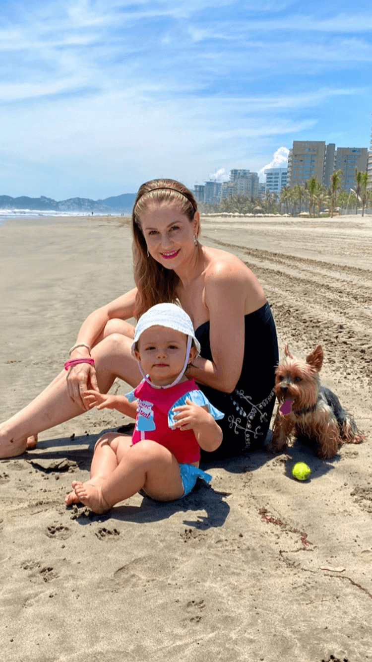 Tras permanecer cinco meses en confinamiento a causa de la pandemia del Covid-19, Ingrid Martz se escapó de la Ciudad de México para disfrutar de unos días en la playa junto a su esposo Rodrigo Luque y su hija Martina.