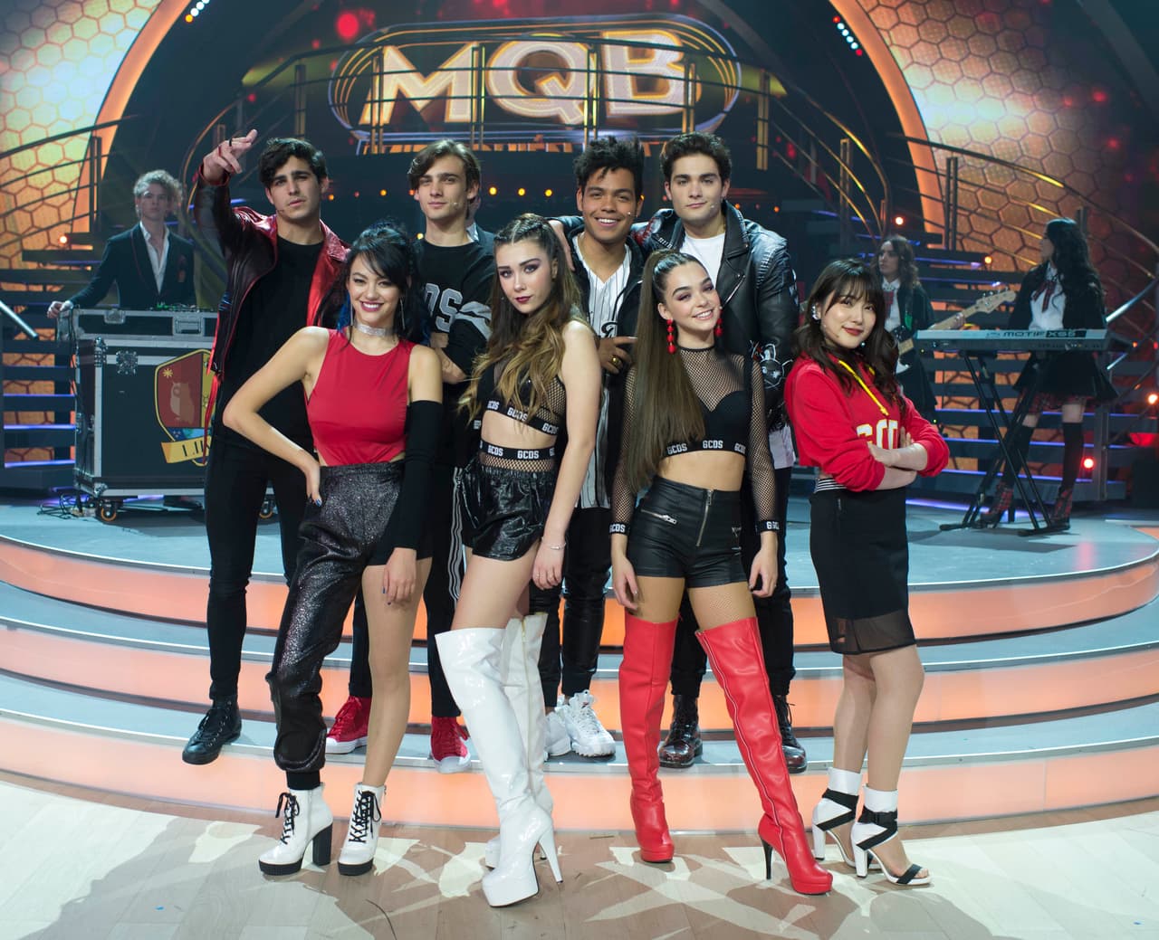 La noche brilló con la presencia de la banda Like, quienes presentaron su más reciente éxito "Este movimiento".