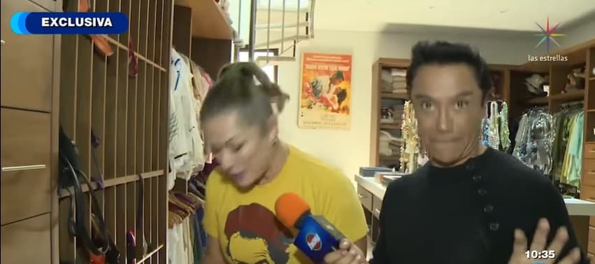A un lado se encuentra la puerta para su clóset de dos pisos, el cual mostró en 2018 en el programa Hoy. En el primer piso, se observan las blusas y accesorios de la actriz.