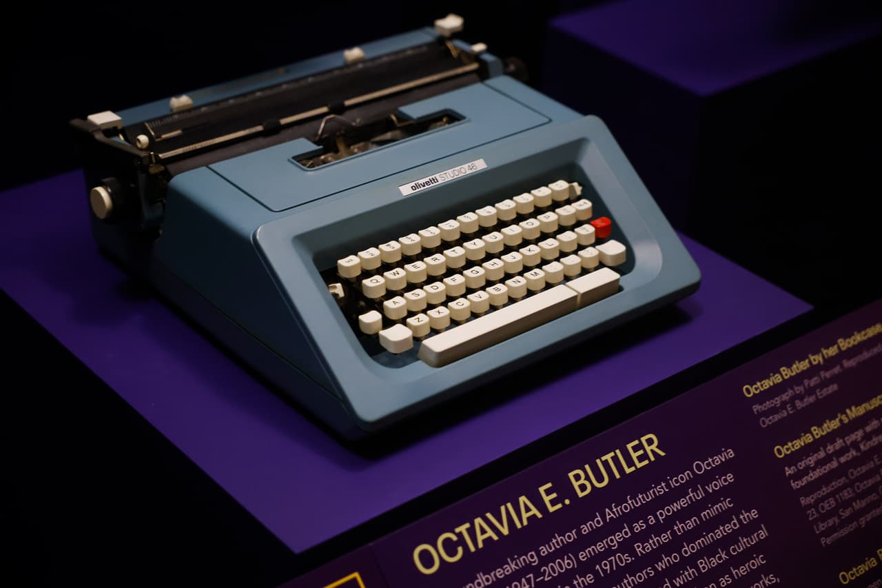 Hacer los trabajos a máquina de escribir.