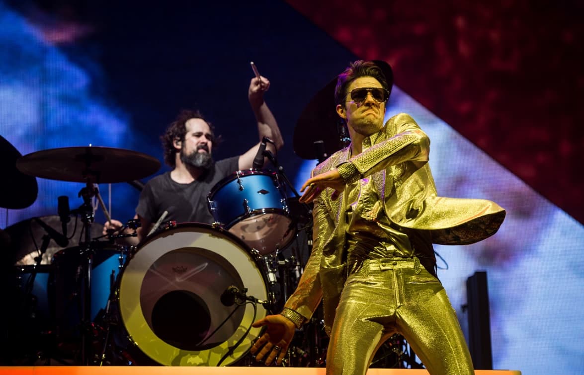 Vocalista de The Killers sufre aparatosa caída durante concierto