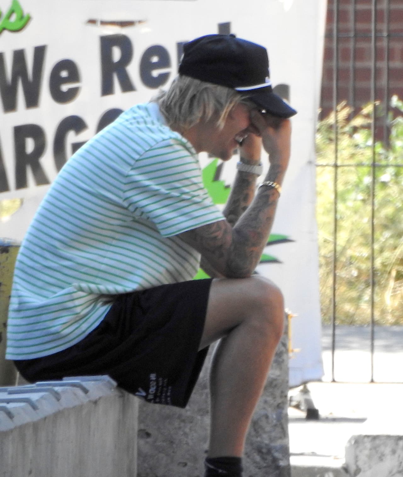 Justin Bieber fue fotografiado llorando mientras hablaba por teléfono
