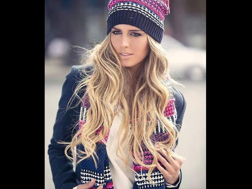 Para la campaña que realizó para la marca Tommy Hilfiger en 2016, la modelo posó con un tono nude en sus labios y un delineado negro que destaca su mirada, mientras que su cabello luce perfecto en ondas.