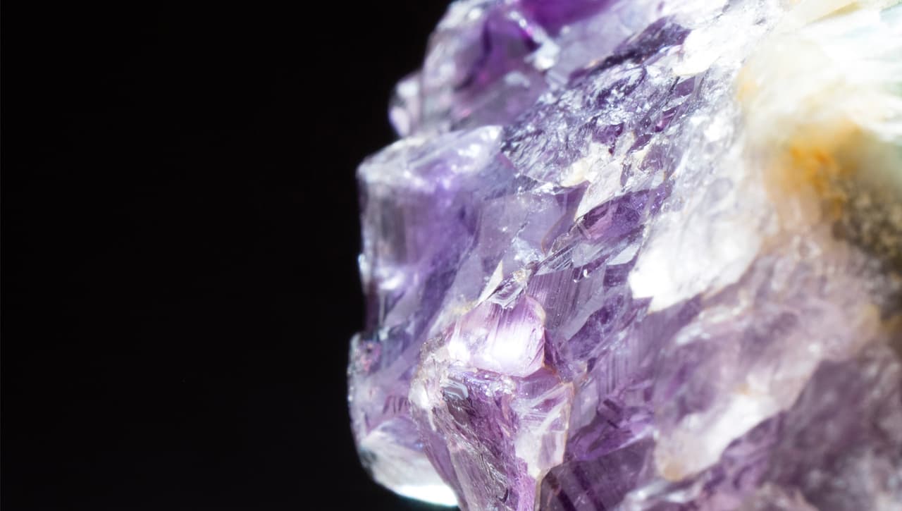 Hay piedras preciosas que se asocian con el Zodiaco. Cada una de ellas se ajusta a la personalidad de los signos y son capaces de cargarlos con energía y buena suerte. Descubre cuál es la tuya en esta galería.