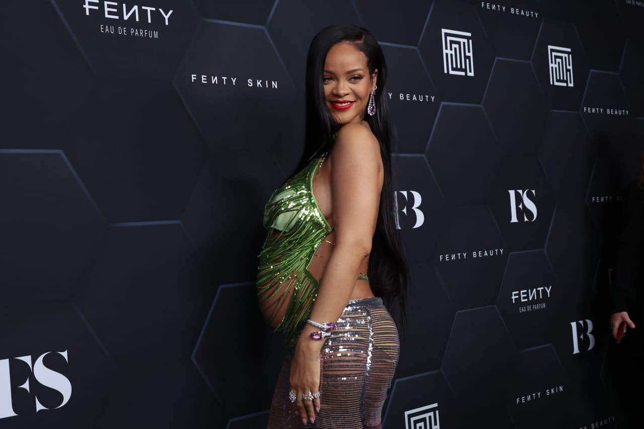 Rihanna renuncia a la clásica ropa de maternidad y así lo demuestra