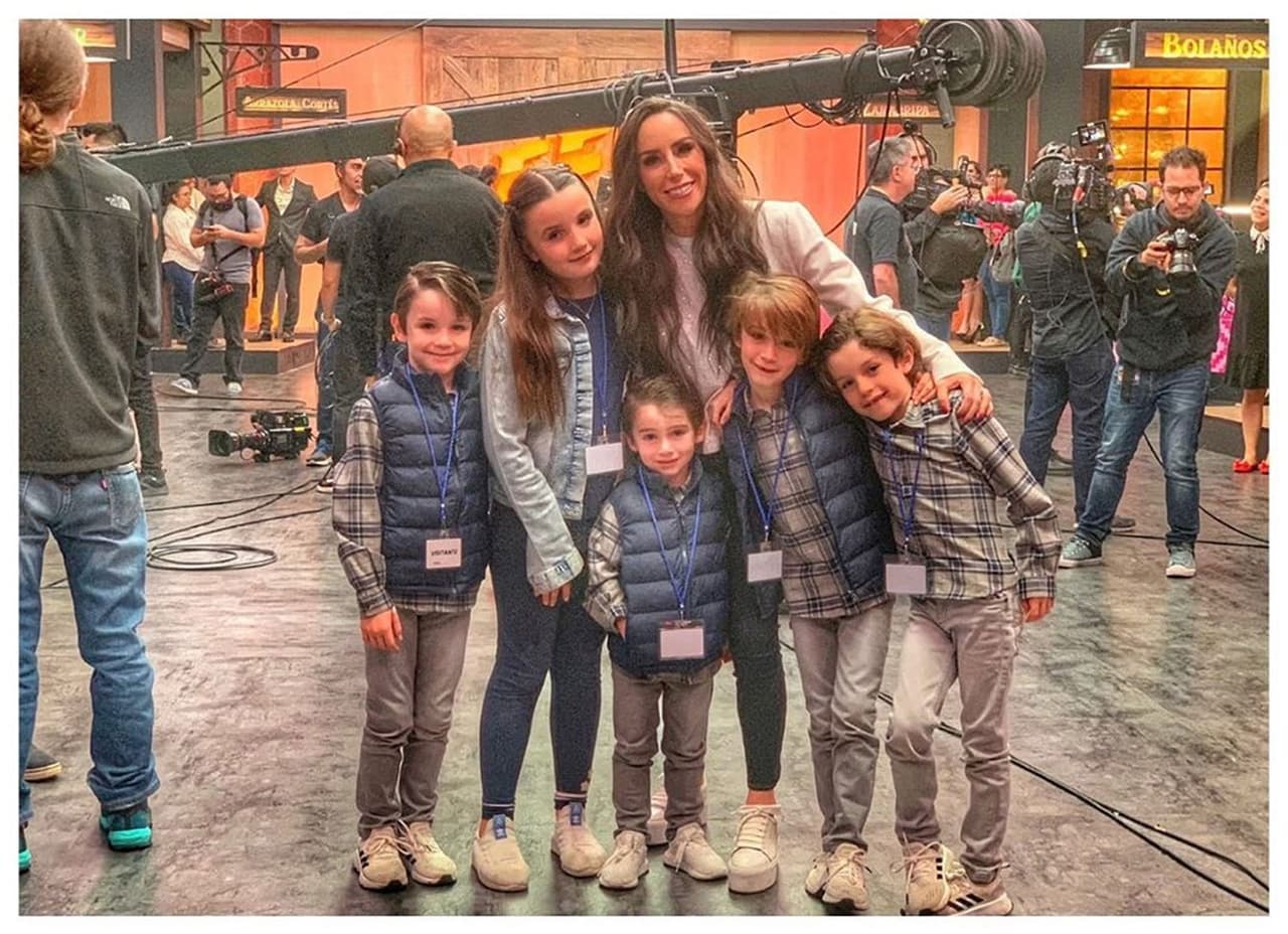 Inés Gómez Mont recibe la visita de sus hijos en el foro de 'Familias frente al fuego'