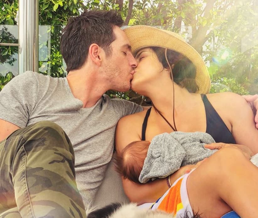 Aislinn Derbez y Mauricio Ochmann cautivan junto a su hija Kailani