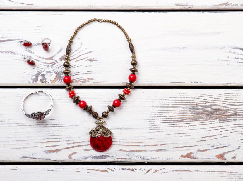 Mamá Aries. Un accesorio que tenga una piedra roja para atraer a la buena suerte.