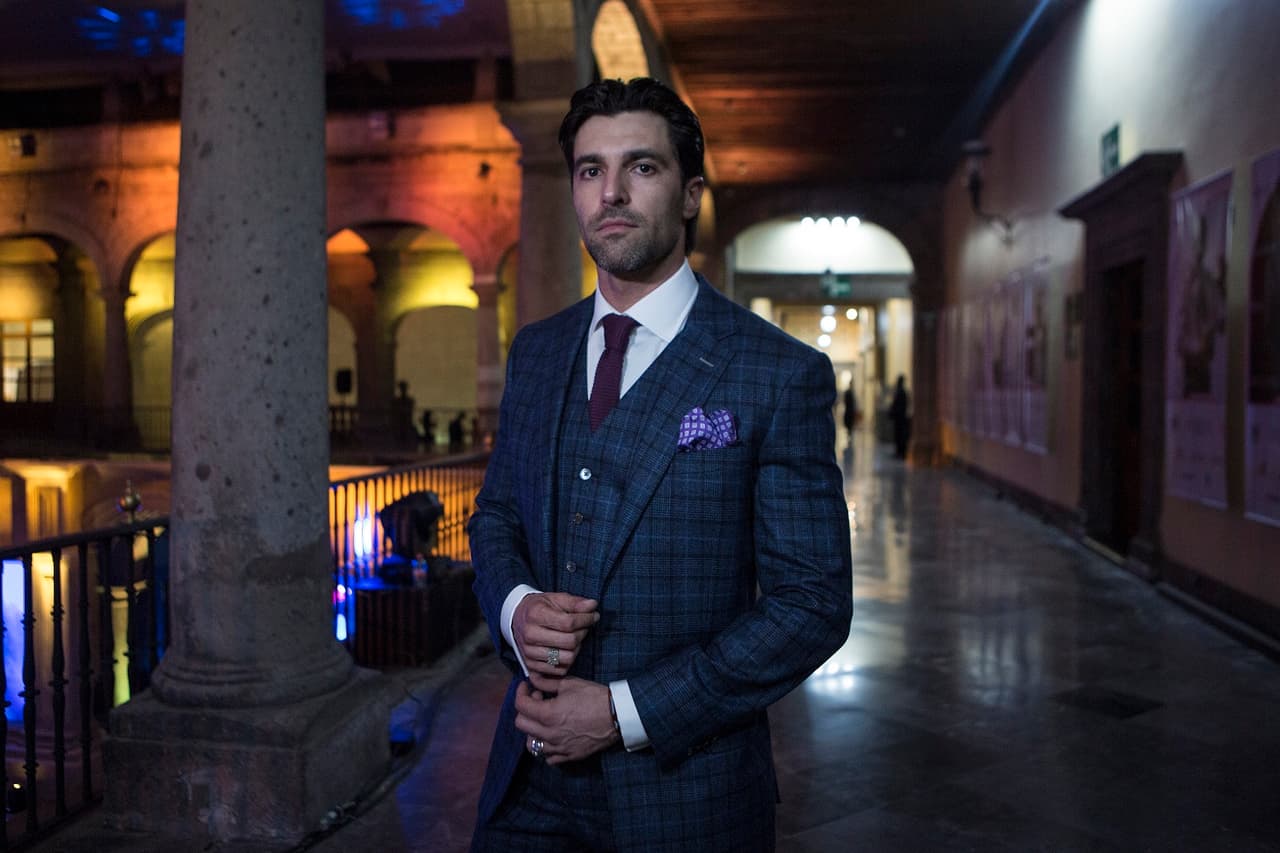 Osvaldo de León consultó a su stylist Alonso Mauleon y lució un traje de Morera Grosso.