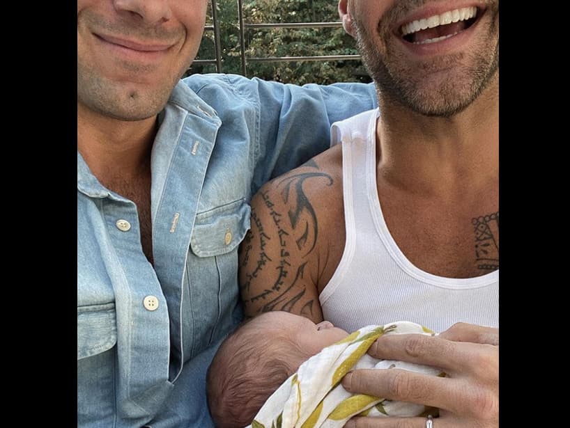 El cantante dijo a E! en enero de 2018 que ya eran esposos y meses después se convirtieron en padres de Lucía y Renn. “Jwan, te amo. Mis gemelos bellos Valentino y Matteo, los amo con todo mi corazón. Lucía, mi niña, es la luz de mi vida. Y, por cierto, ¡estamos embarazados!”, dijo en octubre del año pasado, previo al nacimiento de su cuarto hijo.