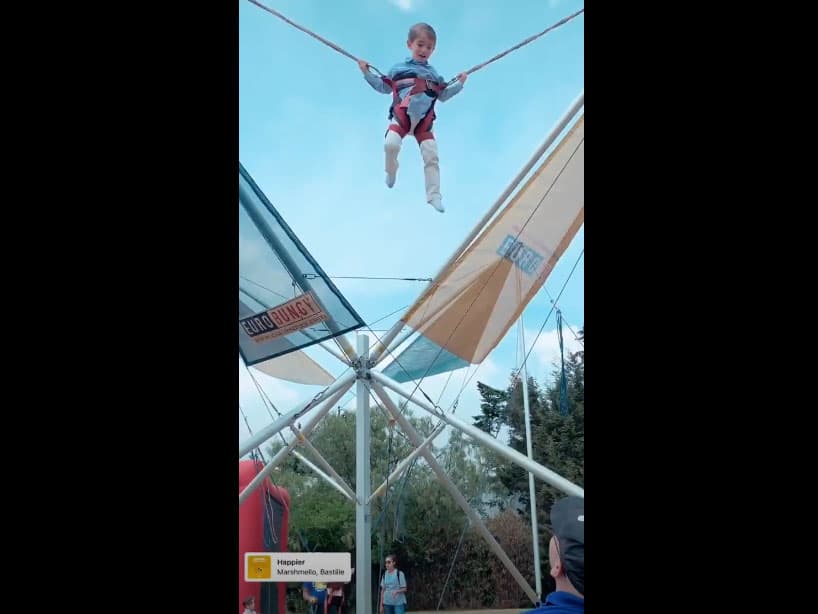 El evento contó con un eurobungy, además de varios inflables de superhéroes.