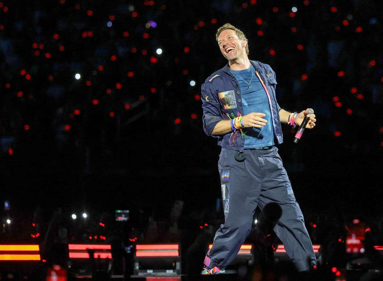 Chris Martin de Coldplay pregunta a pareja captada en la ‘kiss cam’ si es legítima y se vuelve a hacer viral 