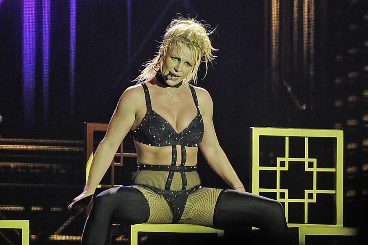 La cantante Britney Spears dio un provocativo y energizante concierto en Londres, mira las imágenes.