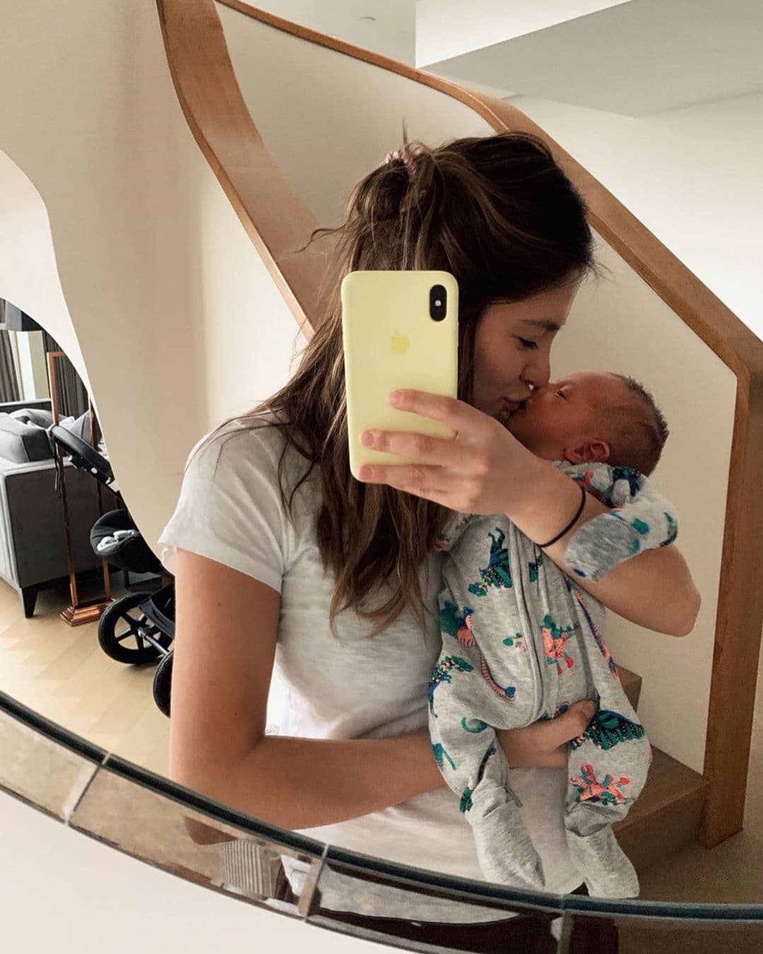 Sarah Kohan, la esposa de ‘Chicharito’ Hernández, no se ha salvado de los comentarios negativos de sus seguidores por besar a su bebé en la boca, al amamantarlo y por la forma en que lo carga.