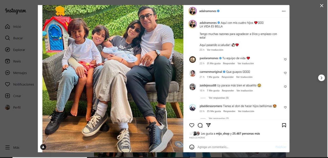 Adal Ramones junto a sus cuatro hijos.