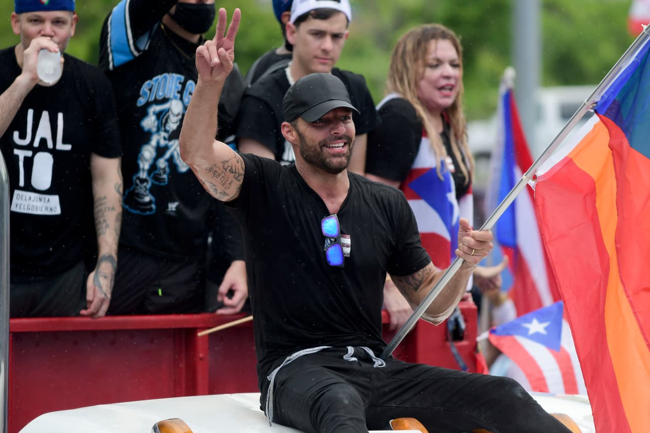 “El pueblo te lo pide, has jugado con los sentimientos, has jugado con la salud mental del pueblo”, mencionó Ricky Martin durante su participación, él ha sido muy enfático contra el gobernador, además, de subrayar los comentarios homofobicos y misoginos de Roselló.