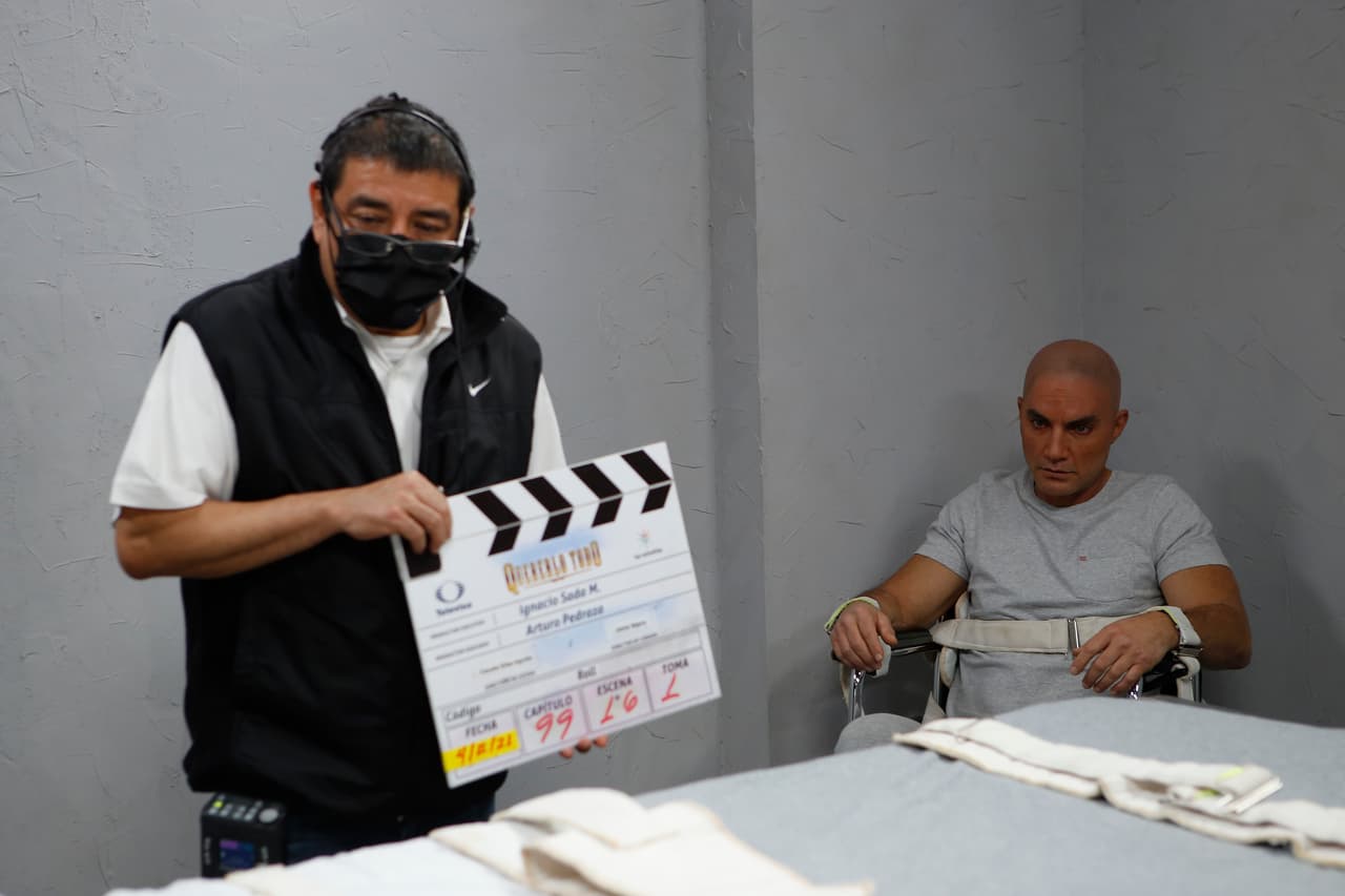 Aquí el equipo de producción con el actor ensayando la escena.