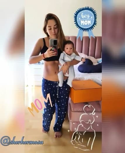 “Para las que preguntan qué hice... lactancia materna exclusiva, cargar mucho a André y mucha agua, todavía no me han dado ganas ni tiempo de hacer ejercicio, ni de hacer dieta, me da mucha hambre la lactancia y se me antoja casi puro carbohidrato”, confesó hace unos días junto a una de las fotografías que protagonizó en su más reciente viaje a la playa.