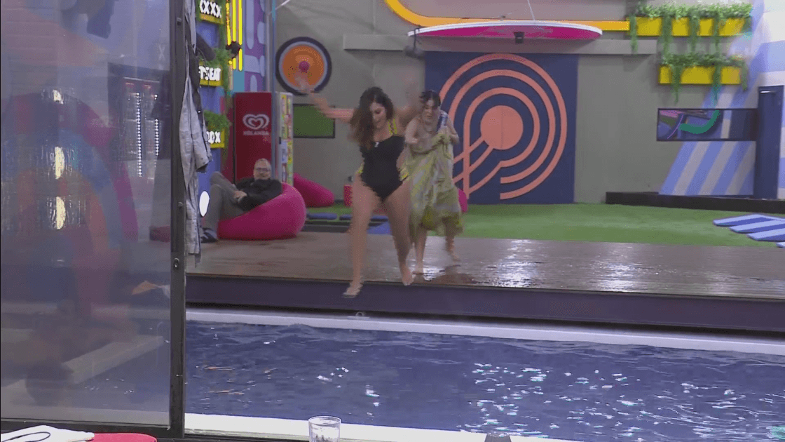 Gomita empuja a Mariana Echeverría a la alberca