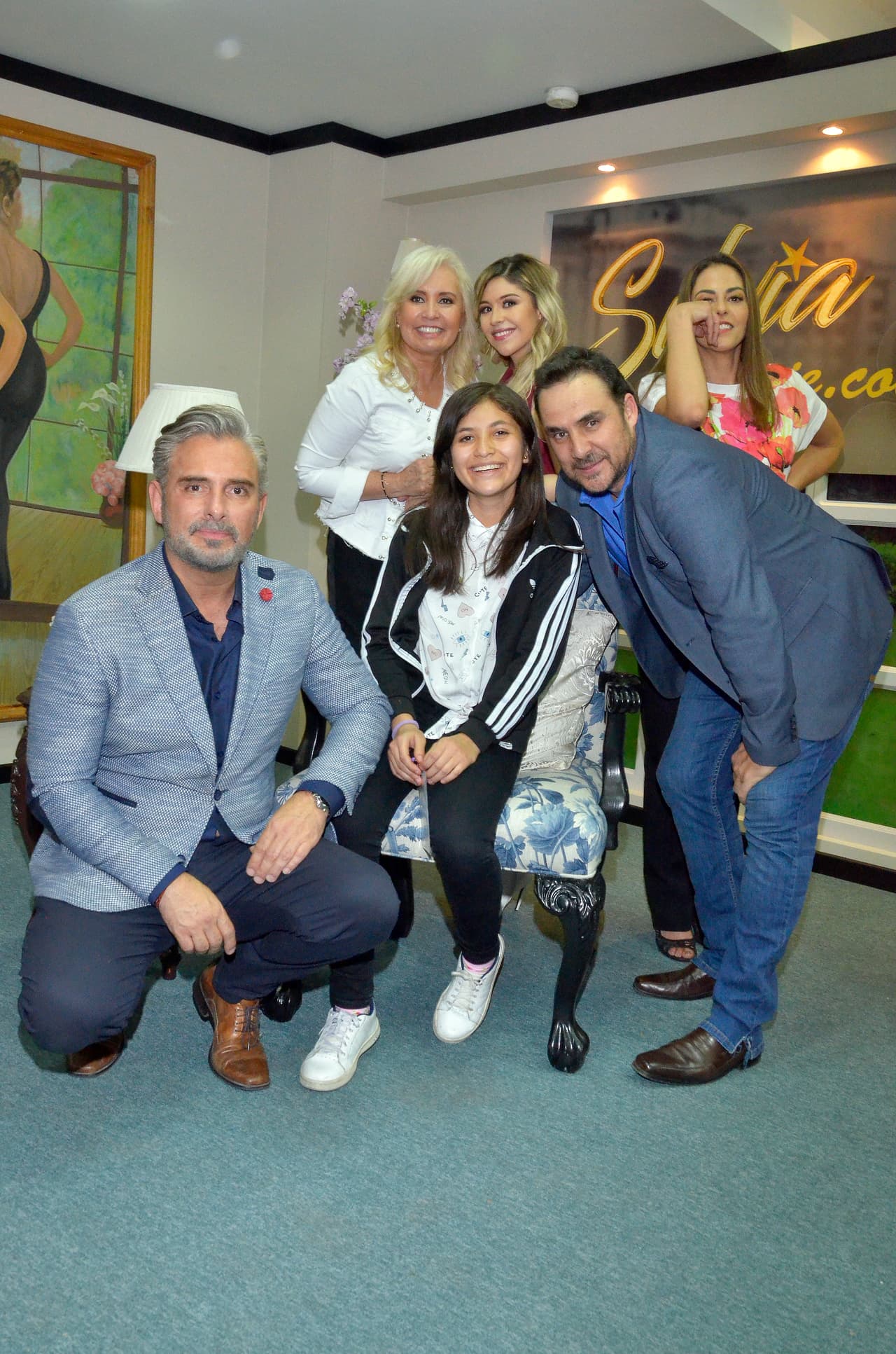 Carla Estrada, Nicole Vale, Adriana Nieto, Alberto Casanova y Harry Geithner inauguraron el set y convivieron con los asistentes a la presentación de Silvia Pinal frente a ti.