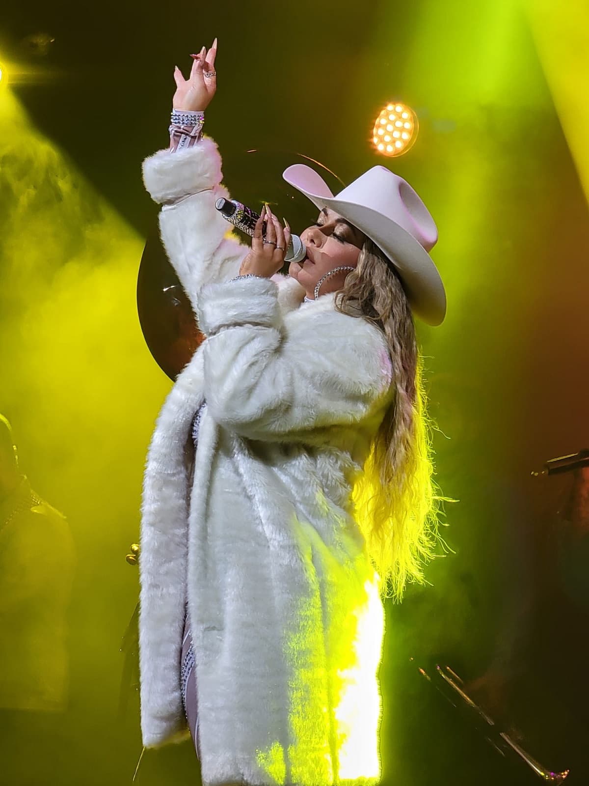 Chiquis Rivera comparte que recibió misterioso regalo de Navidad.