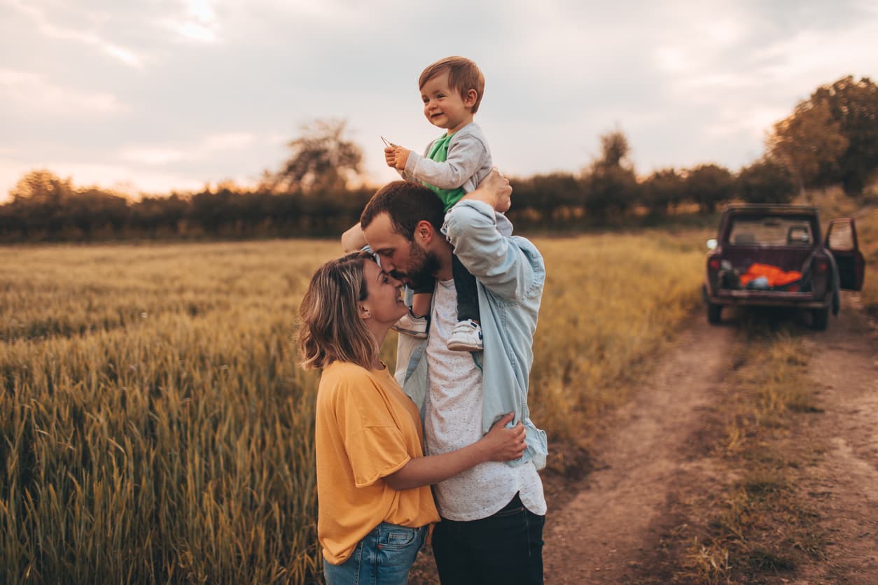 Cáncer-Piscis. Tendrán conversaciones larguísimas con más momentos de ternura y dulzura que de pasión. Llegarán a formar una familia feliz, ajena a los problemas.