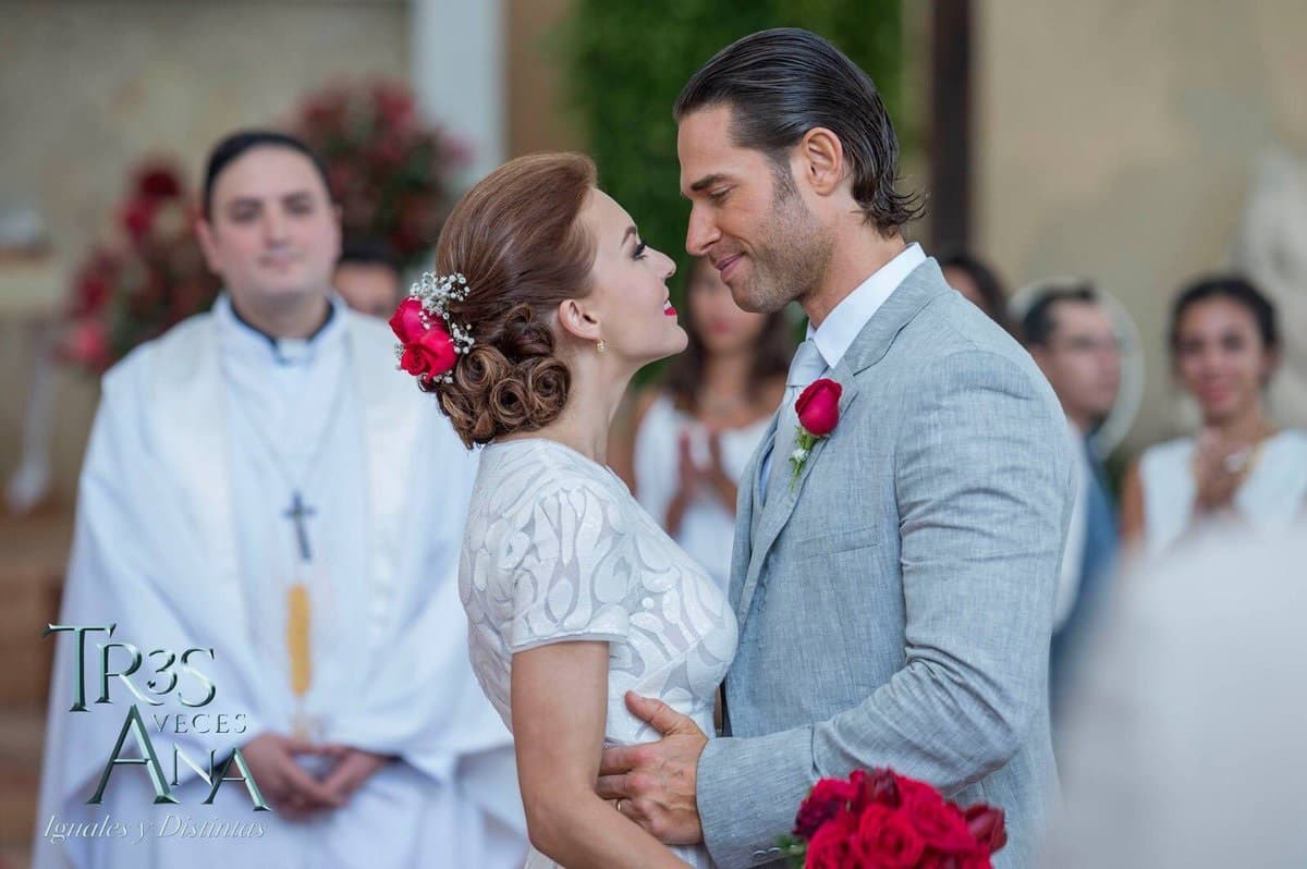 Aunque solo fue una ilusión, la cuarta boda de Angelique Boyer con Sebastián Rulli fue en ‘Tres Veces Ana’, cuando ‘Ana Leticia' pensó que se iba a casar con ‘Marcelo’.