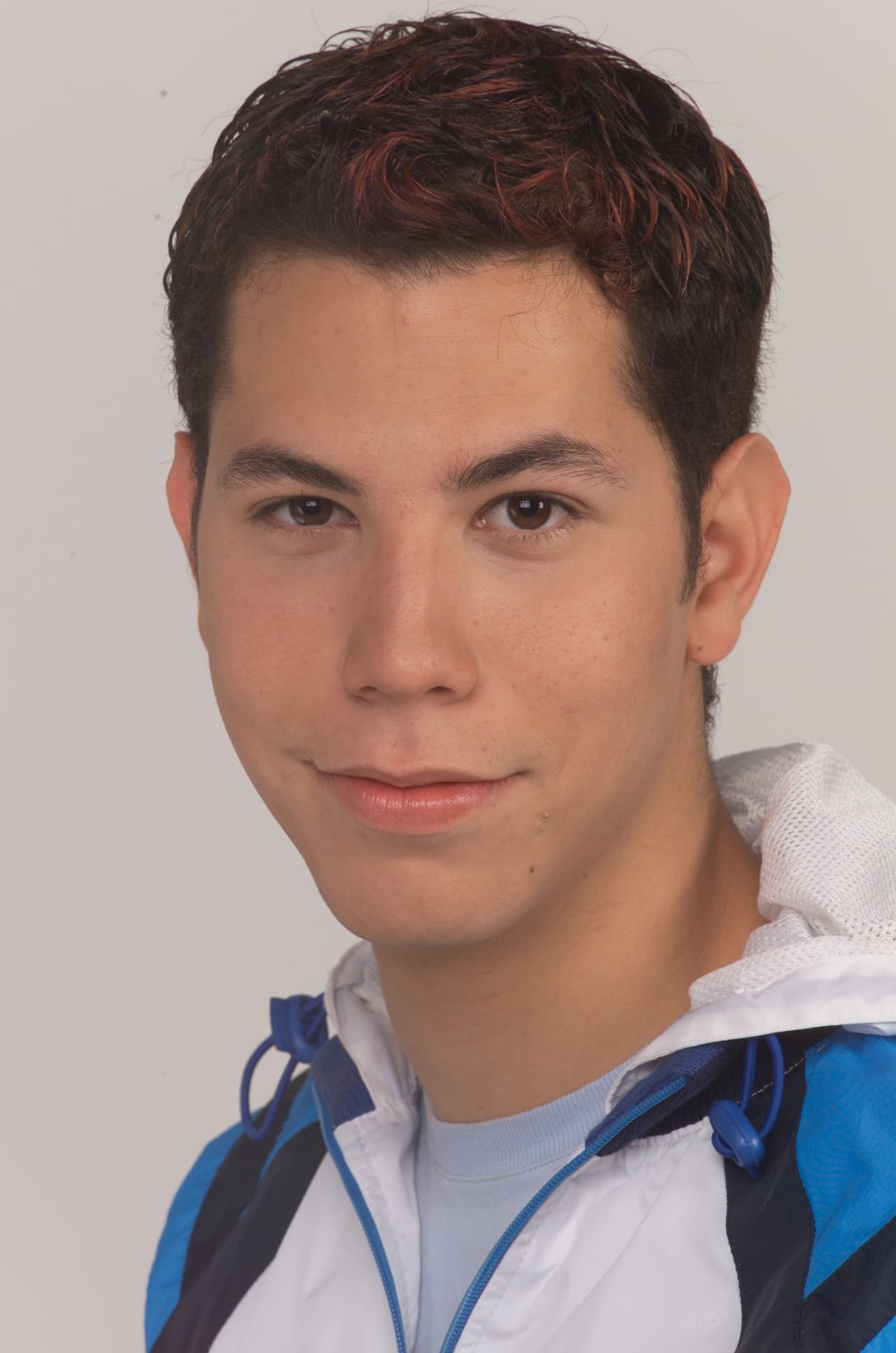 El actor inició su carrera en la telenovela ‘El juego de la vida’ en 2001. En este melodrama juvenil compartió créditos con Sara Maldonado, Valentino Lanus, Margarita Magaña, Maki Soler, entre otros.